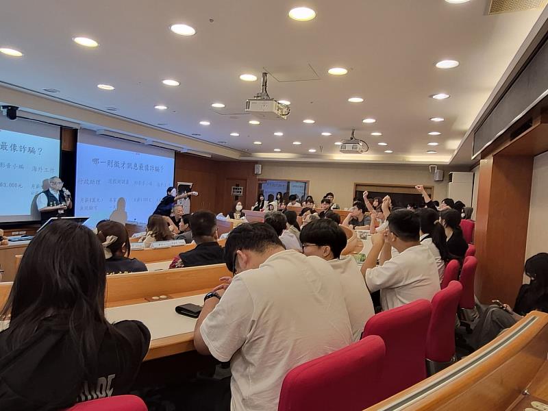 亞大金融教育論壇座無虛席，學生們專注聆聽並熱烈舉手互動，學習氣氛濃厚。