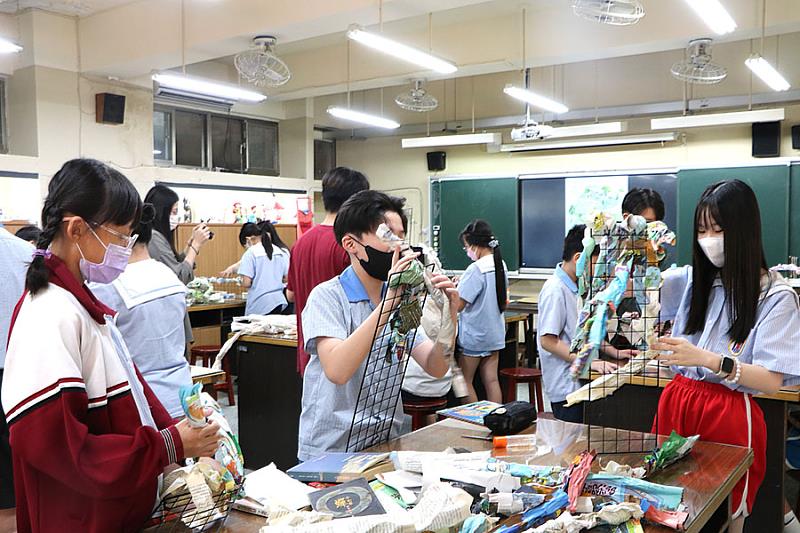板橋後埔國小25名學童在藝術家的帶領下，將原本即將淘汰的舊書及過期期刊重新拼貼、剪裁，變身為「知識共生樹」環保裝置藝術。