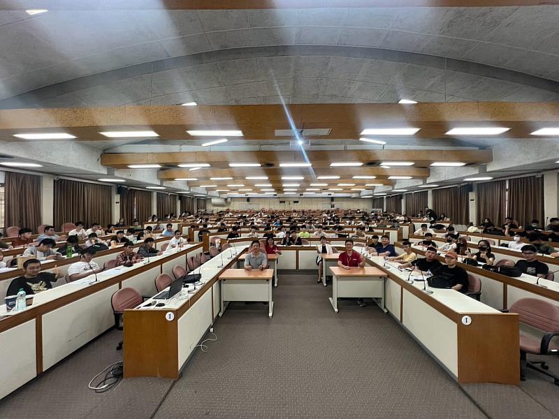 通識中心邀請奇異科技公司王楨樺副董事長蒞校分享創業經驗，全體合影。