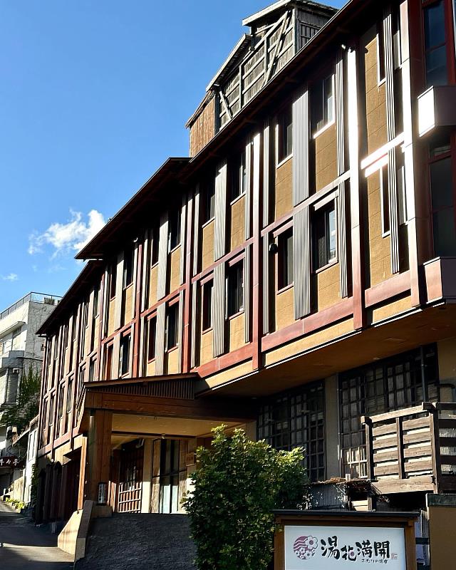 湯花滿開沒有大浴場，卻有6間私密的個別包租湯屋，其中3間以日本神話為主題，另外3間以花語為印象設計。6間不同風格的湯屋都使用自家泉源的原泉放流式溫泉，每間都設有QR Code可查看使用狀況，每間都設計得很浪漫，住客只要看空著就可以進去泡湯。