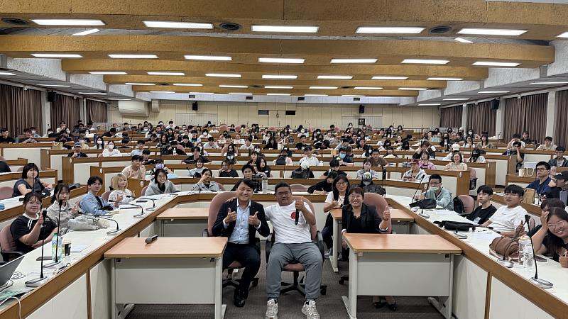 馬正德秘書長崑山科大開講，傳授職涯歷程，近250師生聆聽。