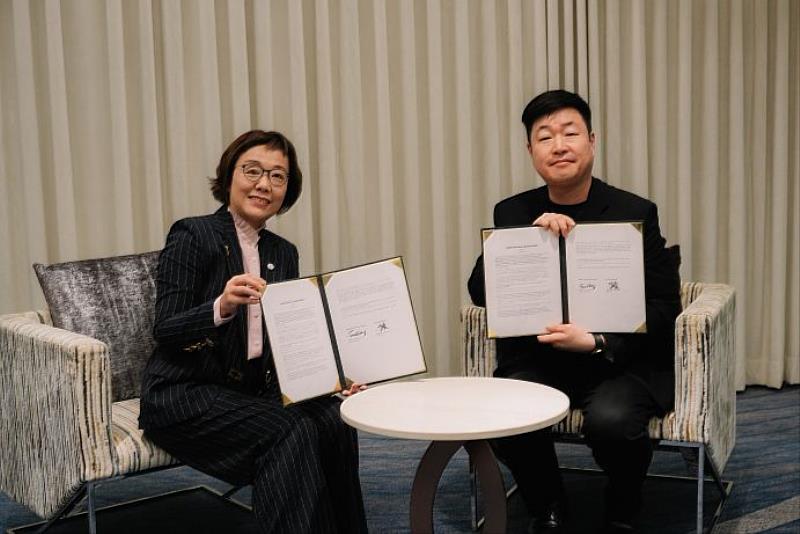 文策院董事長王時思（左）與韓國B.A. Entertainment CEO Billy（張元碩，右）正式簽署合作意向書（MOU），深化臺韓影視戰略布局。（圖片來源：文策院）