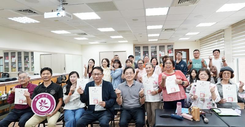 重陽節前夕送驚喜!佛光大學趙涵㨗校長親頒勤學證書致敬終身學習