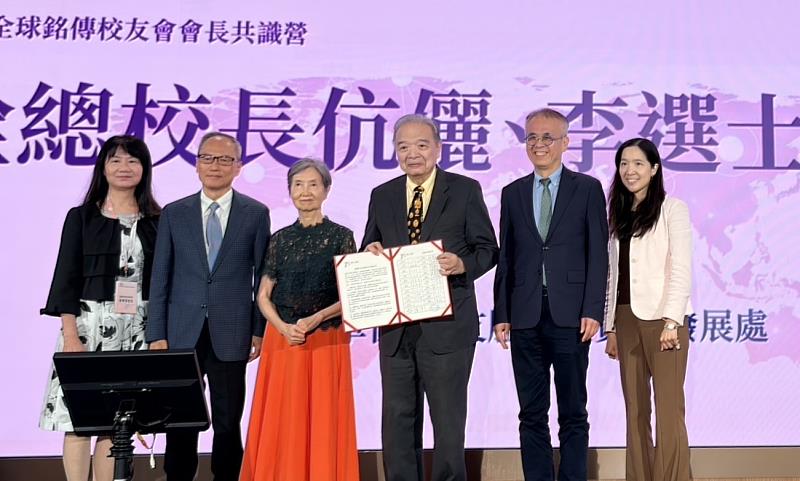 共識營學員長吳美慧代表全體學員呈交「銘傳70全球校友行動宣言」，象徵全球校友凝聚共識，攜手支持母校發展。