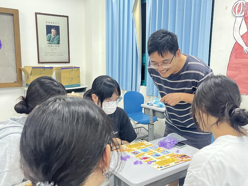 蔡仁哲老師帶領攤位關主進行淨零能源生活桌遊演示和檢討。