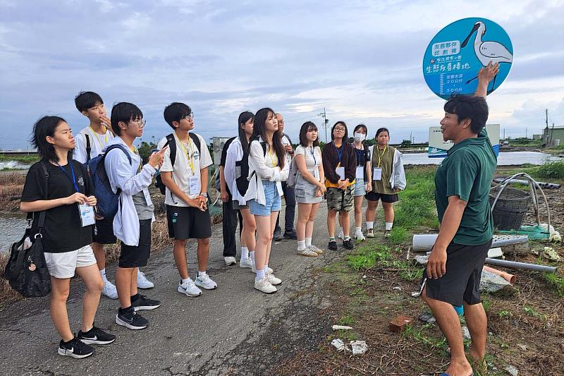 邱創褘分享魚塭友善養殖做法，保留淺水與小魚供黑面琵鷺覓食，展現七股生態與產業共存智慧。