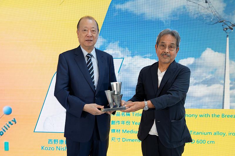 中亞聯大暨醫療體系創辦人蔡長海董事長（左），頒發金獎予日本藝術家西野康造（右）。