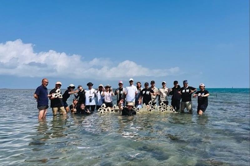 成大建築系劉舜仁教授團隊與循環澎湖聯盟夥伴，於澎湖赤崁北海潮間帶完成石滬2.0單元系統建置。