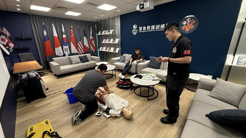學員分組操作。