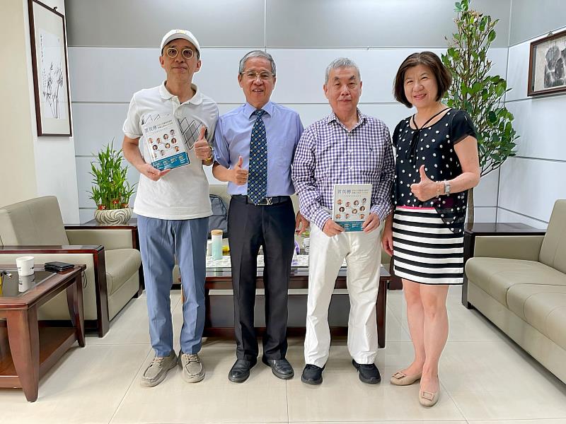 聖約翰科技大學「健康促進與智慧照顧學分學程專班」學員楊乃翰總經理（左1）、陳繼光總經理（右2）拜會唐彥博校長（左2），分享參與30+大學的學習期待。