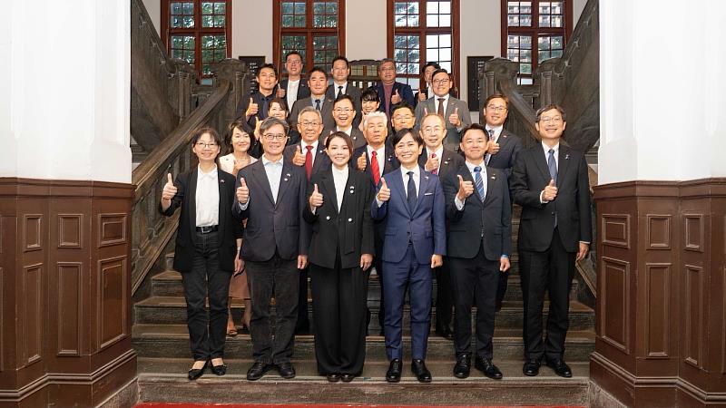 日本宮崎市訪問團拜會竹市府大合照。