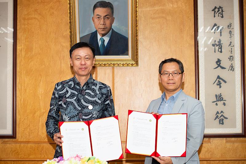 文化大學與印尼彼得拉學校體系訪問團建立長期夥伴關係，深化台印教育合作，開拓印尼學生來台升學管道。右為盧文民副校長、左為彼得拉學校體系陳顯義（Ir. Hengkie Porawouw）執行董事。