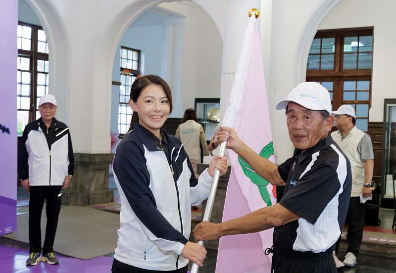 槌球代表隊從市長高虹安手中接下授旗。