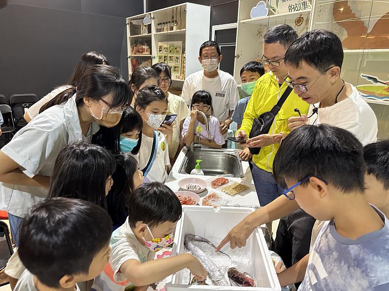 屏東大小港邊地方創生協會邀請在地漁民擔任講師，並把魚蝦帶到現場，讓孩子用眼睛看、用手摸、用鼻子聞，再實際品嘗。