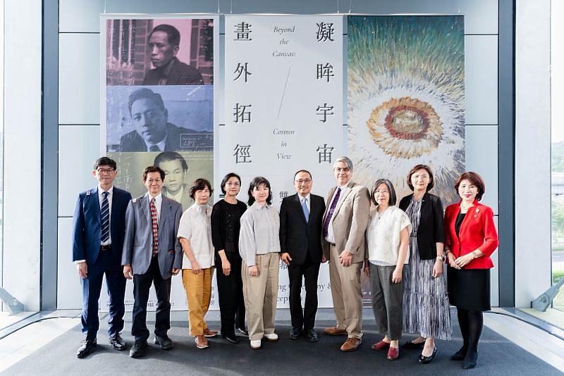 雙展聯合開幕式大合照。左起:李梅樹紀念館李承道館長、李石樵美術館黃明政館長、「畫外拓徑:李梅樹.楊三郎.李石樵」策展人白雪蘭、新北市美術館賴香伶館長、文化部李靜慧政務次長、新北市長侯友宜、林克恭家屬代表Ota ULC、「凝眸宇宙-林克恭的藝術與生活」策展人林育淳、新北市文化局局長張䕒育、楊三郎美術館村越範子館長。(新北市美術館提供,攝影:楊瘦芬)