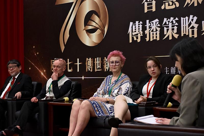 世新大學70校慶國際交流論壇匯集日本、波蘭、瑞士及新加坡院校代表，交流AI應用與人才培育經驗。（世新大學提供）