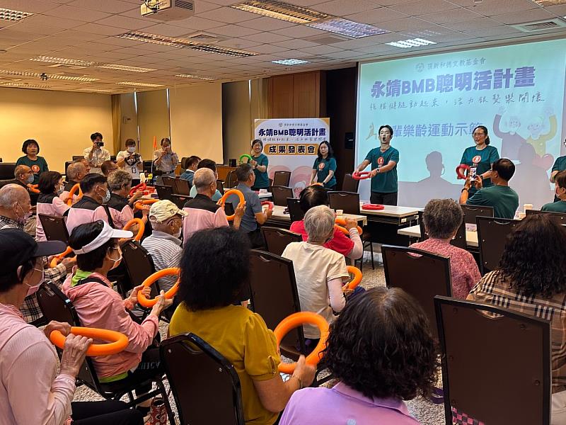 頂新和德文教基金會攜手中正大學團隊，在永靖推動「BMB聰明活」計畫，透過身心訓練與在地師資培育，為長輩打造更有活力的生活。（頂新和德文教基金會提供）