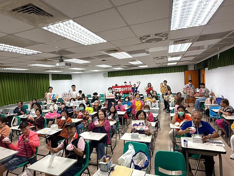 元智大學重陽傳愛，青年志工陪伴長輩共度溫馨佳節。