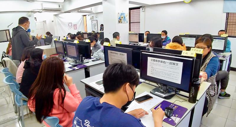 北分署委辦失業者職前訓練「AI數位職能應用班」教導學員運用AI協作生成行銷文案。