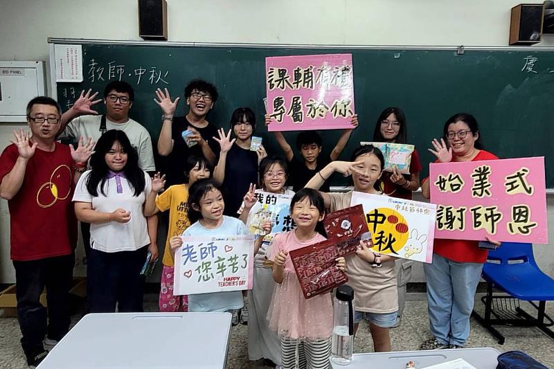課輔畢業校友返校與國中部學生合影,南大聯電課輔中心延續陪伴情誼,共度中秋與教師節。