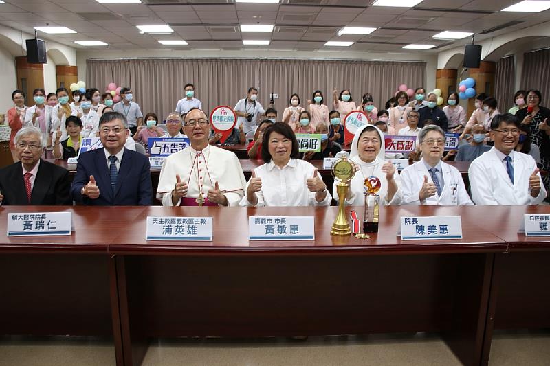 頭頸癌全方位治療．存活率優於全國記者會大合照。