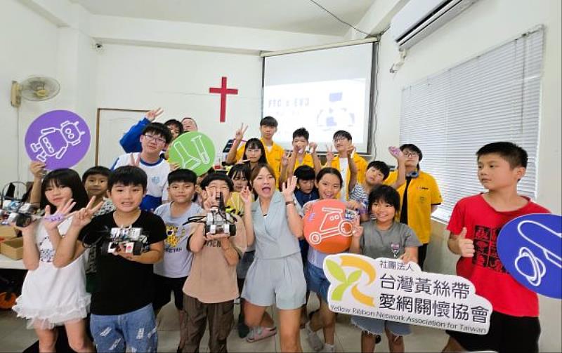 南光高中FRC8805團隊為黃絲帶愛網關懷協會帶來STEAM新體驗。
