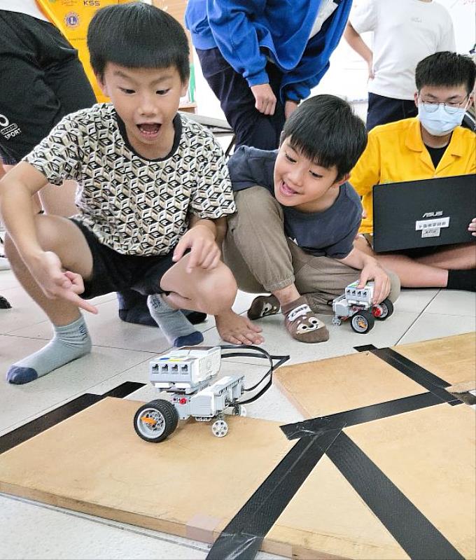小朋友在測試、微調、再出發的過程中，充份體現創客精神。
