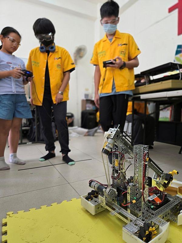 為了讓小朋友認識機械原理，團隊帶來競賽用的專業機器人。