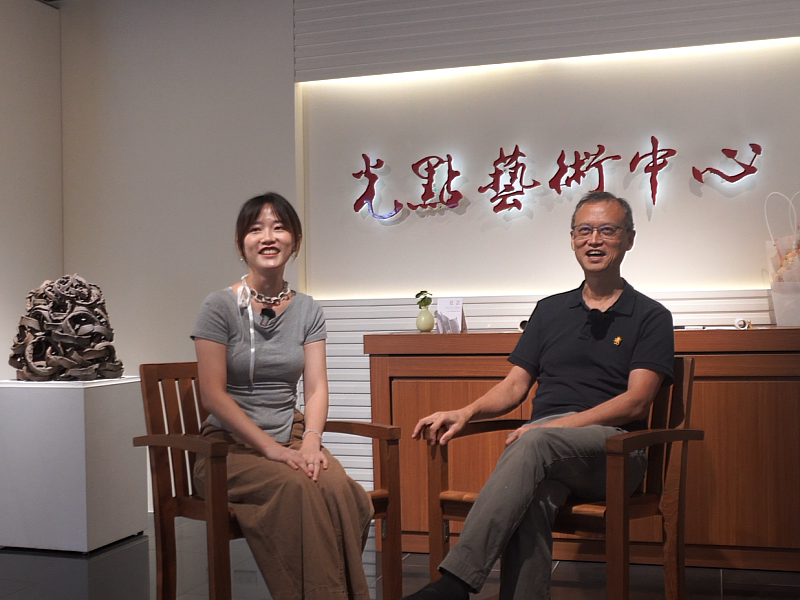 鶯歌光點美學館近日推出「卓銘順×卓惟－父女快問快答PK」系列短影音，邀請同為陶藝創作者的父女兩人暫時放下作品，透過輕鬆問答分享彼此的創作日常。