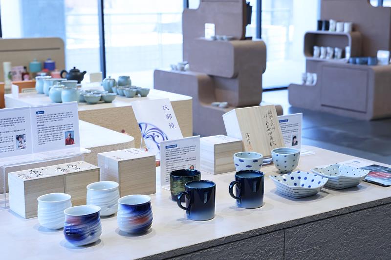陶博館文化商店展售12件日本愛媛縣砥部町「砥部燒」手作陶器，每件均附有職人落款木盒。