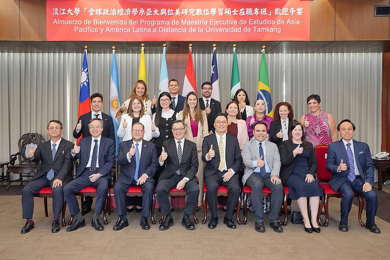 外交部政務次長陳明祺（前排左4）午宴款待淡江大學亞太與拉美研究數位學習碩專班新生，與來自拉美各國的政學菁英合影留念。（圖／淡江大學提供）