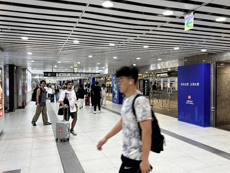 從品牌形象到數位金融服務，永豐金控在旅客往來之間傳遞陪伴與支持的品牌理念。（立祿國際提供）