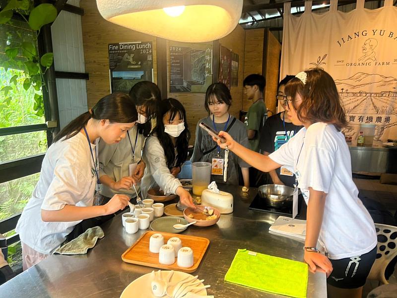 江玉寶有機休閒農場「土之試煉-誠信食驗室」,學生體驗茶碗蒸製作。