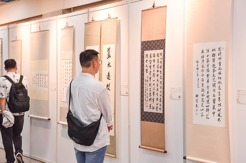 以「萬象」為題，展出珍藏多年的師長書法作品。