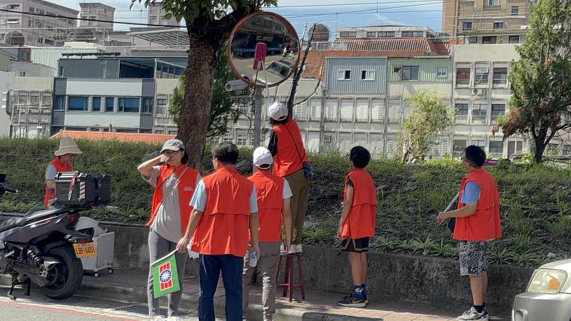 工商青年社會服務隊義工擦拭反光鏡。