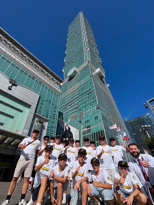 訪團於台北101大樓前與法國在台協會副主任(右1)合影。
