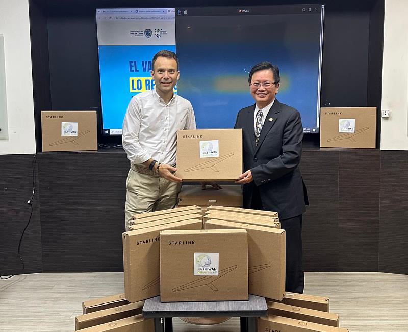 駐哥倫比亞代表朱盛鴻於10月19日前往考卡山谷省政府，會晤該省資通訊發展廳廳長Gabriel Ferrer，並代表台灣政府及人民捐贈高科技網路連線設備。
