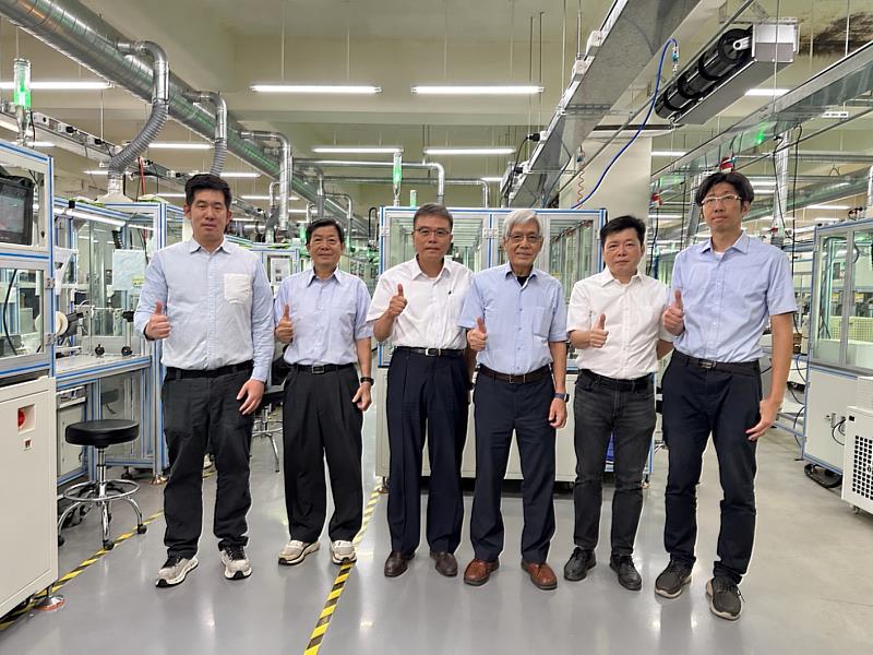 六俊電機10月22日登錄興櫃。六俊董事長賴介村(左4)、總經理張培倫(左3)。