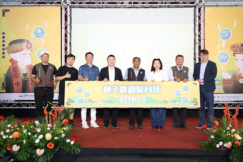 與會貴賓合影,共同見證智慧健康科技走進屏東獅子鄉。由左至右依序為屏東縣獅子鄉民代表會侯廉聰副主席、智遊科技林宜模經理、元健大和張源安總經理、金屬中心武威宏副執行長、屏東縣獅子鄉朱宏恩鄉長、慧誠智醫陳冠蓓業務協理、屏東縣獅子鄉民代表會韋忠貞主席、金屬中心黃博偉計畫主持人。