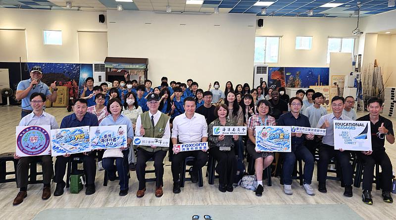 「臺灣海洋行者2.0」計畫－迷你帆船放流暨海洋開放資料行動合影。