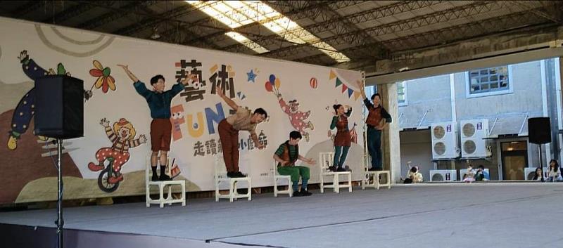「藝術FUN遊－走讀親子小戲節」優尼克當代馬戲團演出《烏龍馬戲團》精彩畫面，並與現場觀眾熱情互動。