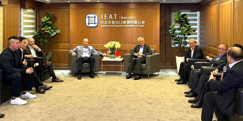 圖1/IEAT苑竣唐召集人(中間右)及IEAT理監事團隊與美國德州物流集團CWL創辦人兼董事長Jim Crane(中間左)訪團交流會談。