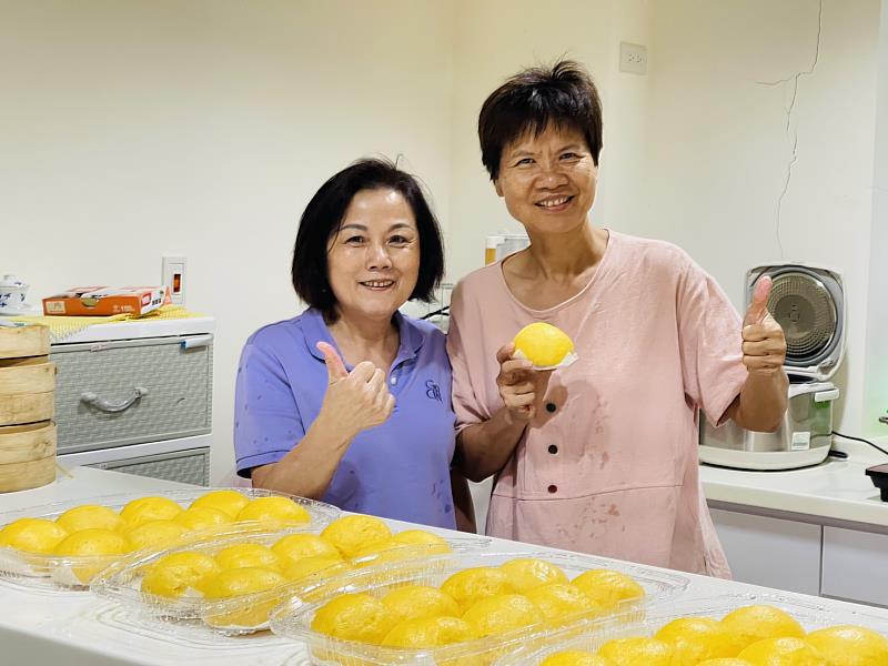 聖約翰科技大學樂齡福祉與健康促進系舉辦「樂齡手作：南瓜饅頭傳承」課程，金黃成品展現食農教育的學習成果。
