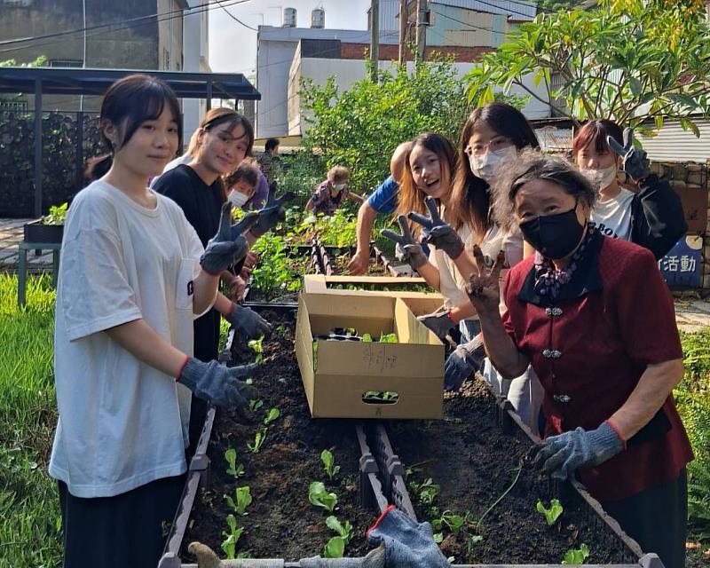 元培護理系學生陪伴社區長輩，以園藝健康促進活動實踐青銀共融。