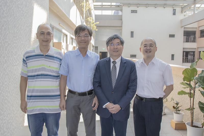 長庚大學管理學院展現卓越資管研究能量，副校長兼院長李書行（右2）與鄧景宜（右1）、廖耕億（左2）、蕭文龍（左1）3位教授合影，期許研究團隊持續累積豐碩成果。