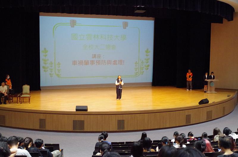 林蘭東學務長主持全校大二週會,主題「車禍肇事預防與處理」,學生踴躍出席參與。