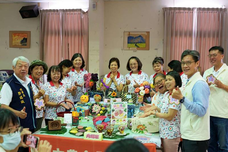 林副市長琨瀚與新竹市農會內湖家政班合影。