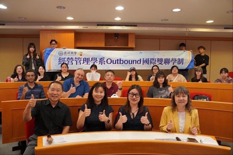 英國密德薩斯大學代表蒞臨亞大，分享雙聯學制與倫敦留學優勢，拓展學生國際升學視野。