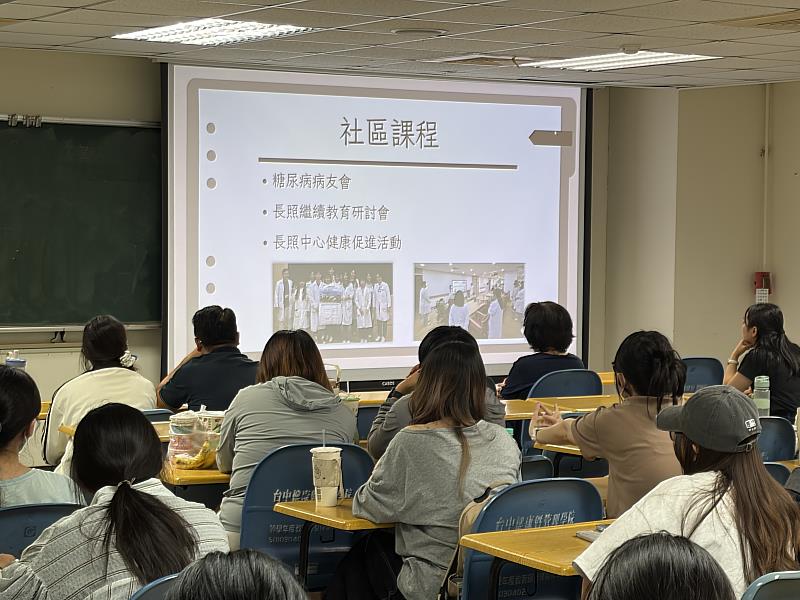 評審師長聆聽學生營養實習成果報告，透過專業講評與交流深化學習成效。