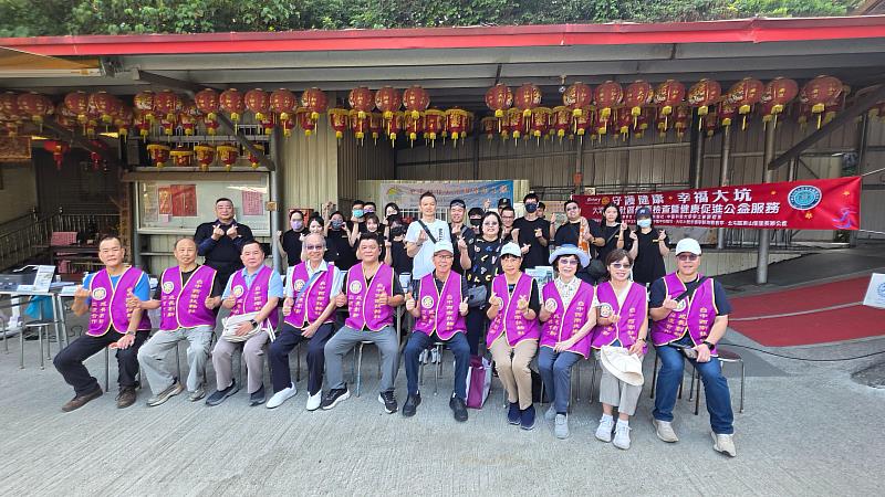 台中西南扶輪社攜手中臺科大後護系師生健檢活動大合照。
